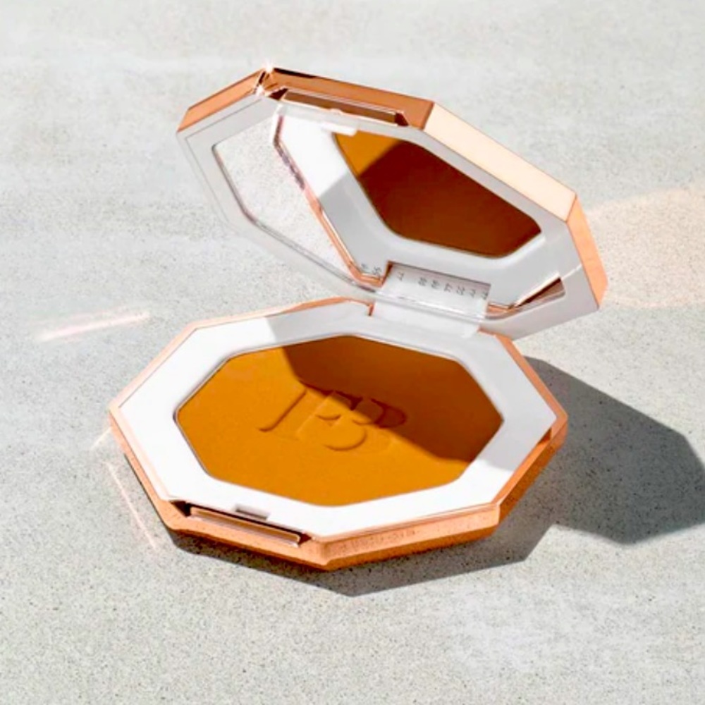 Fenty beauty sun stalk’r instant warmth bronzer in shade shady biz.
